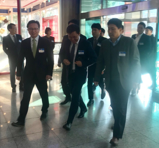 박정호 SK텔레콤 사장(가운데)이 4일 서울 강남구 한국과학기술회관에서 열린 '2019년 과학기술인·정보방송통신인 신년인사회'에 입장하고 있다. 디지털타임스